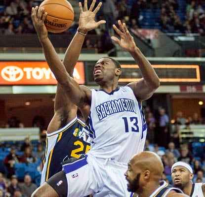 Tyreke Evans puts up 21 of his 27 points in the first half to help the Kings get their second win in eight games.  (US Presswire)