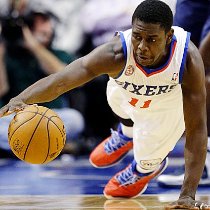 Jrue Holiday tallies 18 points and seven assists to help the Sixers snap a six-game losing streak to the Mavericks. (AP)