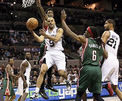 Tony Parker tries to pass to an open teammate while being defended by Marquis Daniels (6) and Larry Sanders (rear).  (US Presswire)