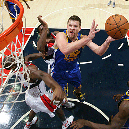 David Lee tallies game highs with 24 points and 17 rebounds as the Warriors hang on to defeat the Wizards.  (Getty Images)