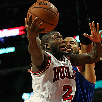 The Bulls' Nate Robinson scores 12 points, grabs five rebounds and collects eight assists to help beat his old team. (US Presswire)
