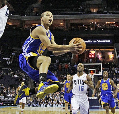 Stephen Curry produces his eighth straight 20-point game as he helps the Warriors move to 4-0 on their road trip.  (AP)