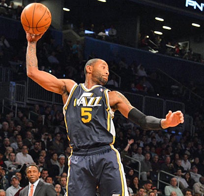 Jazz point guard Mo Williams puts up 19 points and dishes out six assists, but also turns the ball over five times. (Getty Images)