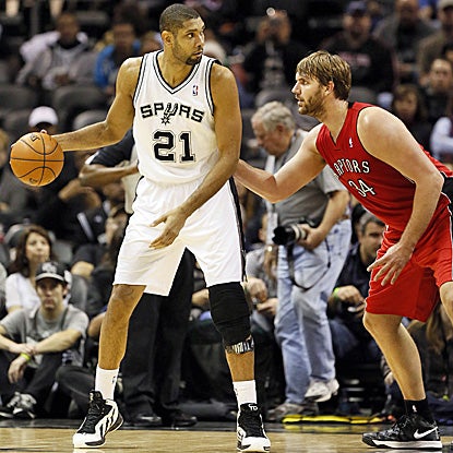 Tim Duncan scores 15 points as the Spurs roll to a 20-point win, snapping the Raptors' longest winning streak in three years. (AP)