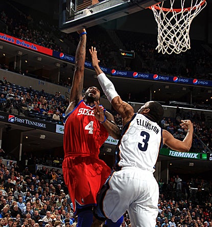 Dorell Wright goes in for two of his 28 points as the Sixers snap a six-game road losing streak.  (AP)