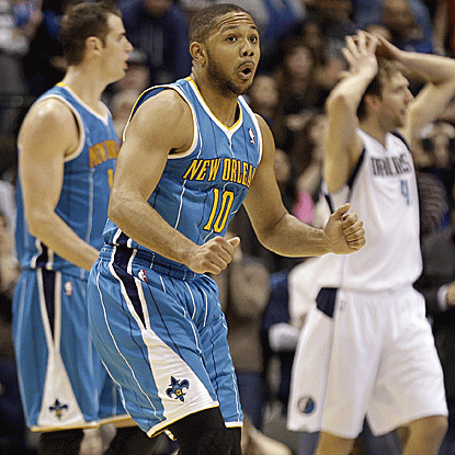 Eric Gordon stuns the Mavericks with a three-point play with 4.7 seconds left in overtime that sends the Hornets to victory. (AP)