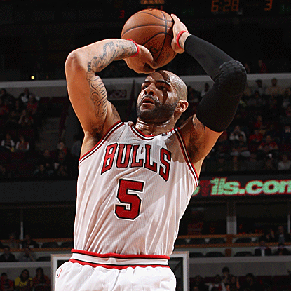 The Bulls' Carlos Boozer scores 24 points to tally his third straight game of 20 or more points. (US Presswire)