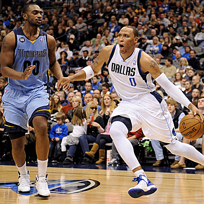 Shawn Marion gets a season-high 20 points to lift the Mavericks to consecutive wins for the first time in a month. (US Presswire)