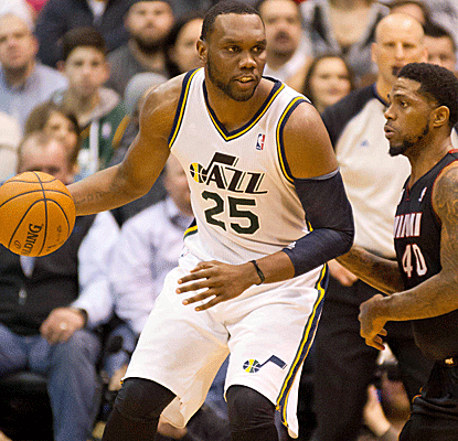 Al Jefferson notches a double-double with 23 points and 11 boards as the Jazz hold on down the stretch.  (US Presswire)