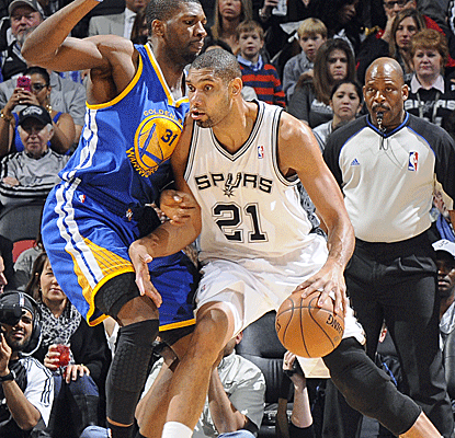 Tim Duncan posts a double-double with 24 points and 10 boards as the Spurs win their 14th straight at home.  (Getty Images)