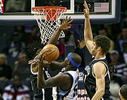 Memphis forward Zach Randolph scores 12 points with 9 rebounds in the Grizzlies' 24-point win. (US Presswire)