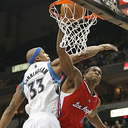 During a 3-for-14 shooting night, Eric Bledsoe (right) welcomes a high-percentage shot like this.  (US Presswire)