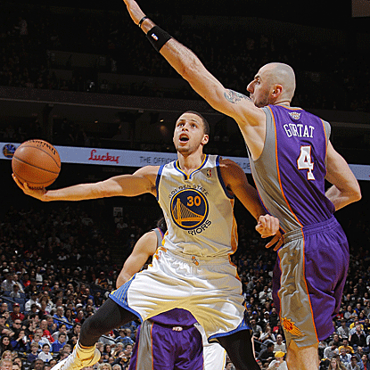 After missing two games with an ankle injury, Stephen Curry scores 29 points in his return to lift the Warriors. (Getty Images)