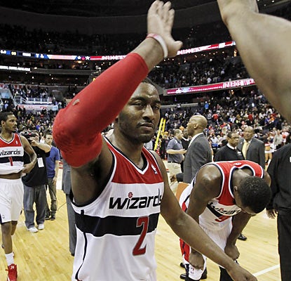 John Wall scores 10 of his 21 points in the fourth quarter to help Washington upset the visiting Knicks. (AP)