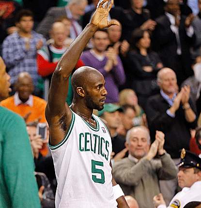 Kevin Garnett becomes just the 16th player to score 25,000 points as the Celtics cruise past the Lakers.  (Getty Images)