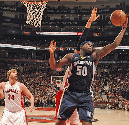 Double-double machine Zach Randolph produces 17 points and 18 boards to help keep the Grizzlies in the win column. (Getty Images)