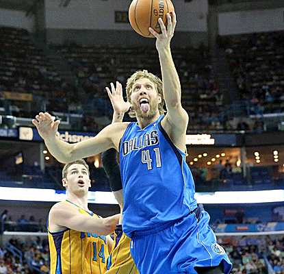 Dirk Nowitzki scores 25 points as the Mavericks get a big win in their push for a late playoff spot.  (USA Today Sports)