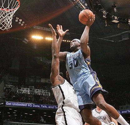 Zach Randolph (16 points, 14 rebounds) and the rest of the Grizzlies' starters each score in double figures. (Getty Images)