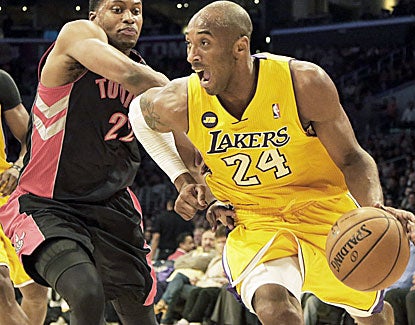 Kobe Bryant continues his streak of outstanding play, scoring 41 points to go with 12 assists in the Lakers' win. (AP)