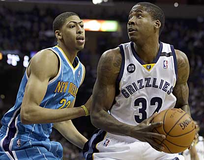 Ed Davis scores 12 points to rank among seven Memphis players in double figures in the Grizzlies' win over the Hornets. (AP)