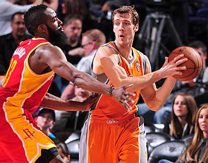 Goran Dragic comes up big in the fourth quarter with 13 points to lead Phoenix to a home win over the Rockets. (Getty Images)
