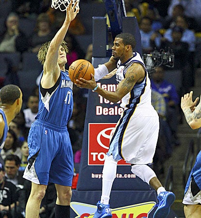 Mike Conley (right), who scores 20 points and dishes out six assists, goes up to score in the Grizzlies' 92-77 win. (USATSI)