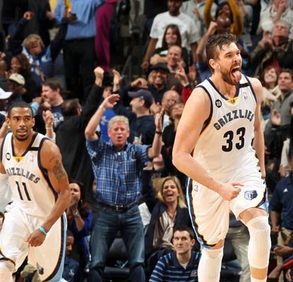 Marc Gasol cleans up a Zach Randolph miss in the final seconds for the decisive basket against the Thunder.  (Getty Images)