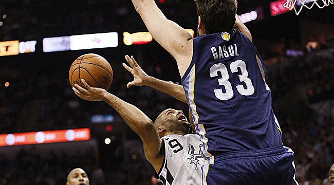 VIDEO: Gasol displays his DPOY skills vs. Parker