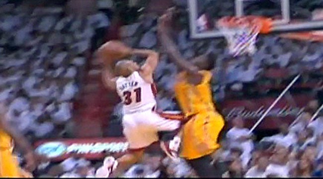 Battier inadvertently kicks Hibbert in groin