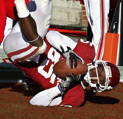 Ryan Broyles (eight catches, 119 yards) hauls in three touchdowns while also breaking a couple of Oklahoma records.  (AP)