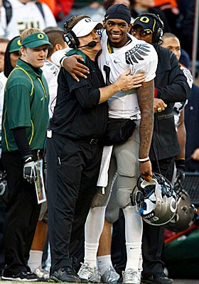 Head coach Chip Kelly hugs QB Darron Thomas, one of the many bright spots on his unbeaten Ducks team. (US Presswire)