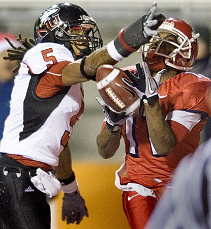 Northern Illinois cornerback Chris Smith breaks up a pass intended for Fresno State's Rashad Evans. (US Presswire)