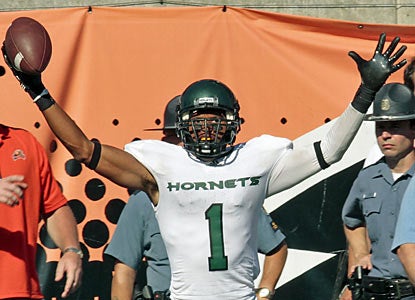 Brandyn Reed, who snags a game-tying TD in overtime, hauls in a two-point conversion to help the Hornets win a stunner.  (AP)