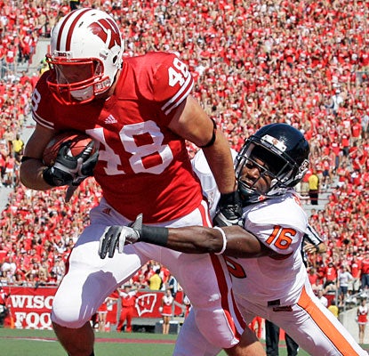 Wisconsin's Jacob Pedersen shakes loose to score the second of his two touchdowns against Oregon State.  (AP)