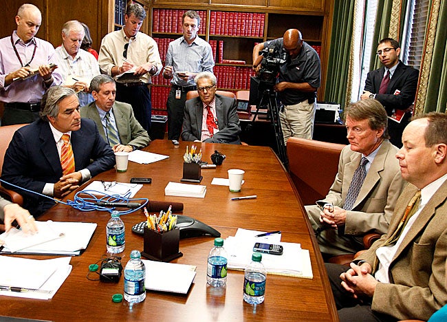 UT president Bill Powers (second from right) takes part in a regents meeting on Monday. (AP)