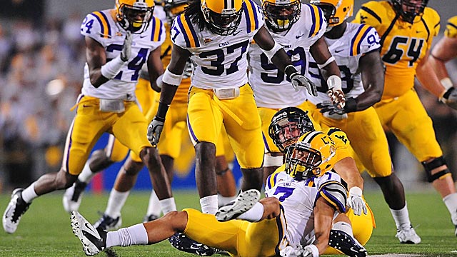 LSU's Tyrann Mathieu (7) rips the ball from WR Brad Starks in the first quarter. (US Presswire)