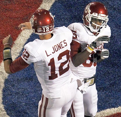QB Landry Jones and Ryan Broyles celebrate one of the wide receiver's two touchdown catches. (AP)