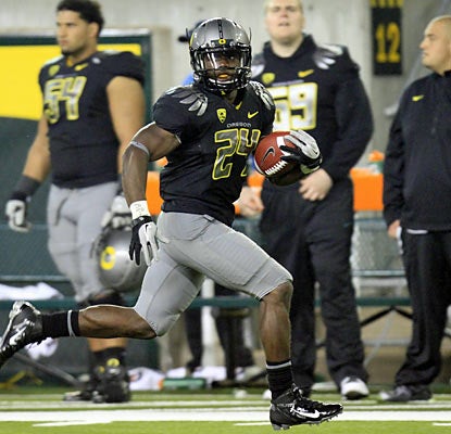 The banged-up Ducks lean on running back Kenjon Barner, who rumbles for 171 yards and a touchdown. (AP)