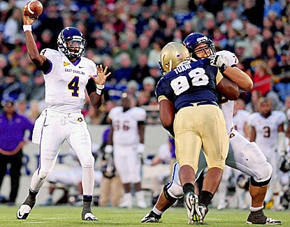 Davis connects on all 26 of his first-half throws to extend his streak of pass completions to 36 straight over two games. (US Presswire)