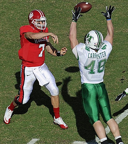 Houston's Case Keenum throws for 376 yards to become the Football Bowl Subdivision's career leader in total offense. (AP)
