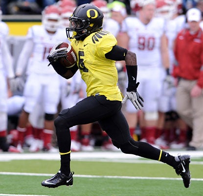 Players and coaches on the Washington State sideline can only watch as De'Anthony Thomas streaks for an Oregon TD.  (Getty Images)