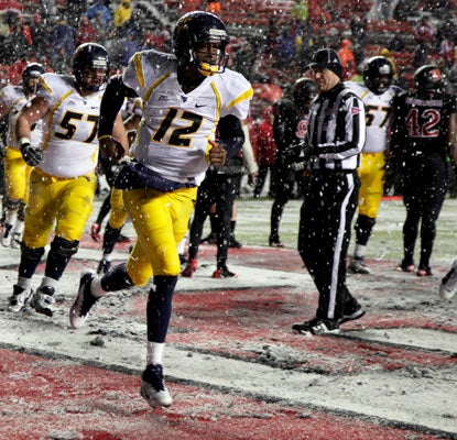 Geno Smith scores on a fourth-down run in the fourth quarter to give the Mountaineers an important road win in the Big East.  (AP)