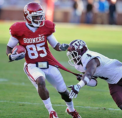 Ryan Broyles fights to get away from a tackler before suffering a torn ACL at the end of the play.  (US Presswire)