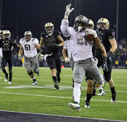 LaMichael James leaves Washington defenders behind in the first half on a 18-yard TD run. He finishes with 156 yards. (AP)