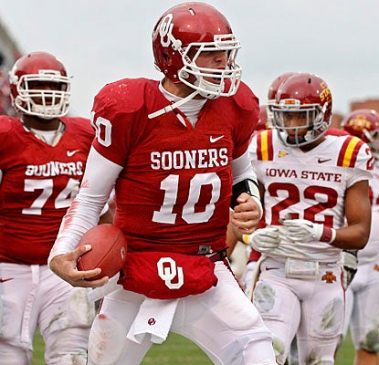 Blake Bell plays finisher for Oklahoma, coming off the bench to rush for both Sooners touchdowns.  (AP)