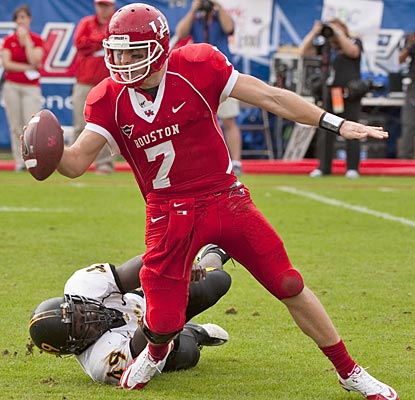 Case Keenum sets another record (third career 5,000-yard season) but fails to deliver Houston's first BCS appearance.  (AP)