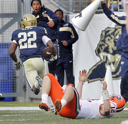 Pittsburgh's Antwuan Reed recovers a Ryan Nassib fumble and takes it 20 yards for the game-clinching touchdown.  (AP)