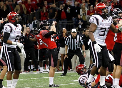 Louisiana-Lafayette's Brett Baer hits a 50-yard field goal as time expires to give the Ragin' Cajuns a dramatic bowl win.  (AP)