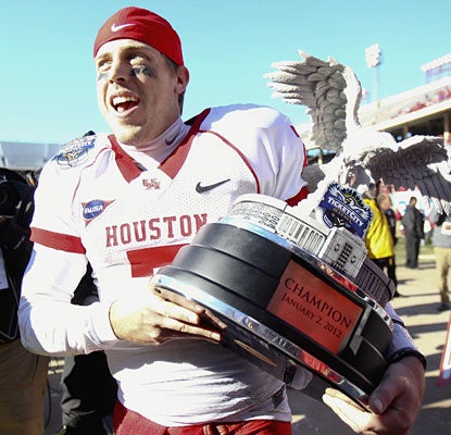 Case Keenum closes out his college career with a 532-yard, three-touchdown outing in Houston's bowl victory.  (US Presswire)