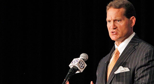 Gene Chizik says last year's tough road helped his guys 'grow up.' (AP)